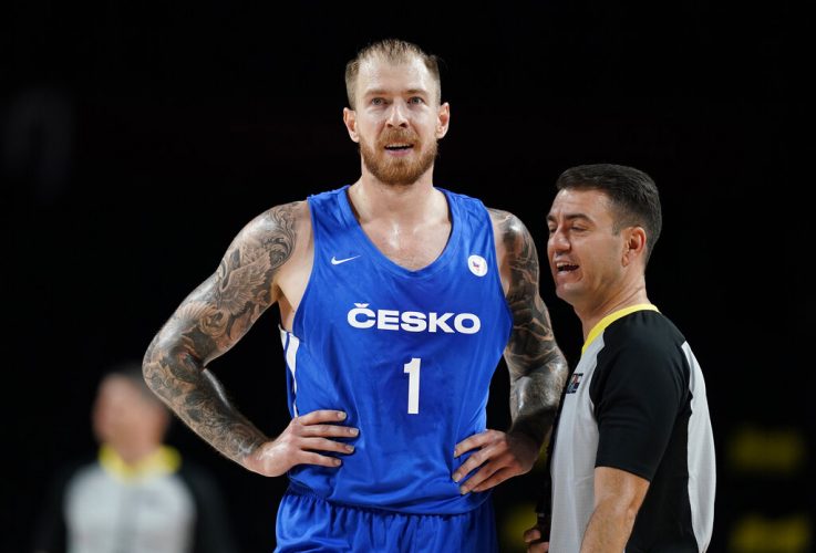 Czech Republic tops Iran 84-78 in Olympic basketball opener
